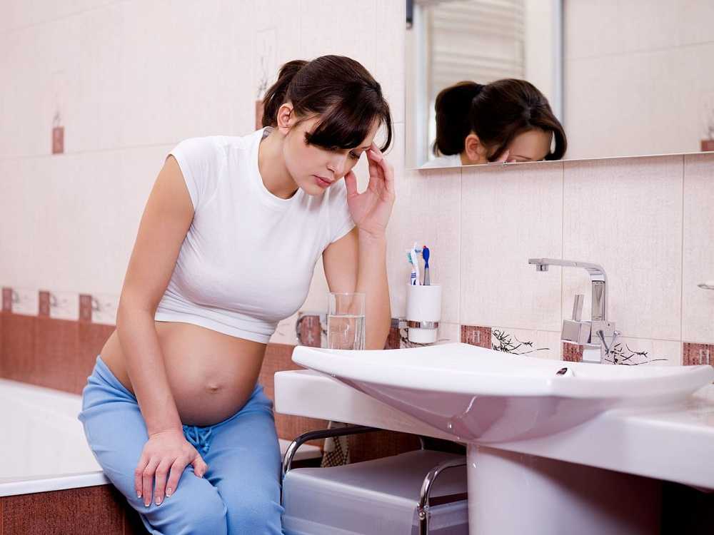 Акушер-гинеколог Татьяна Румянцева рассказала, какого режима питания придерживаться в первом триместре беременности, и объяснила, что делать, если токсикоз случился в конце срока