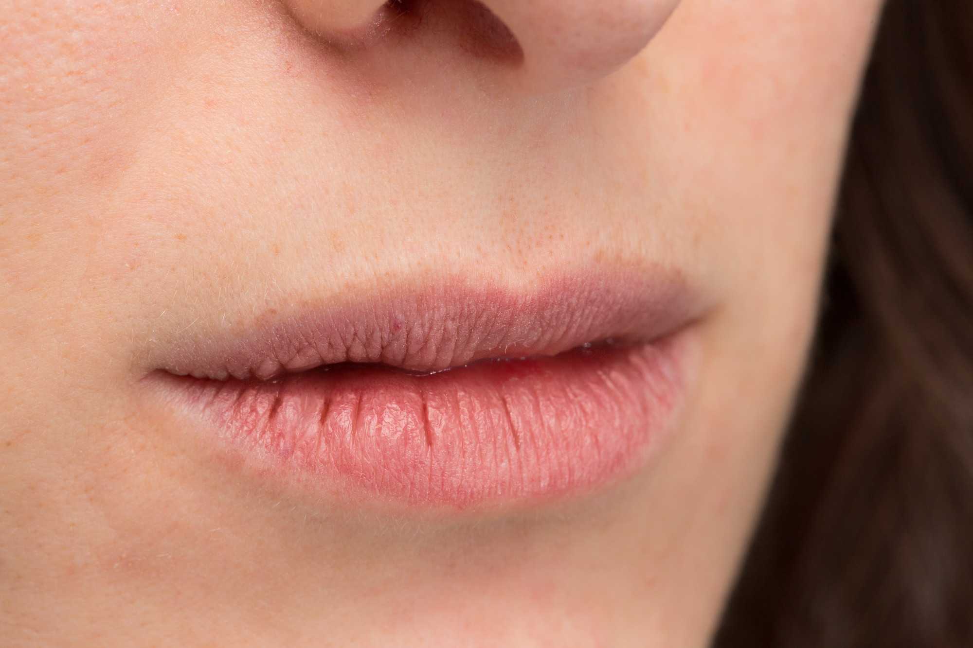 Уход за губами в домашних условиях в разное время года | ceramed