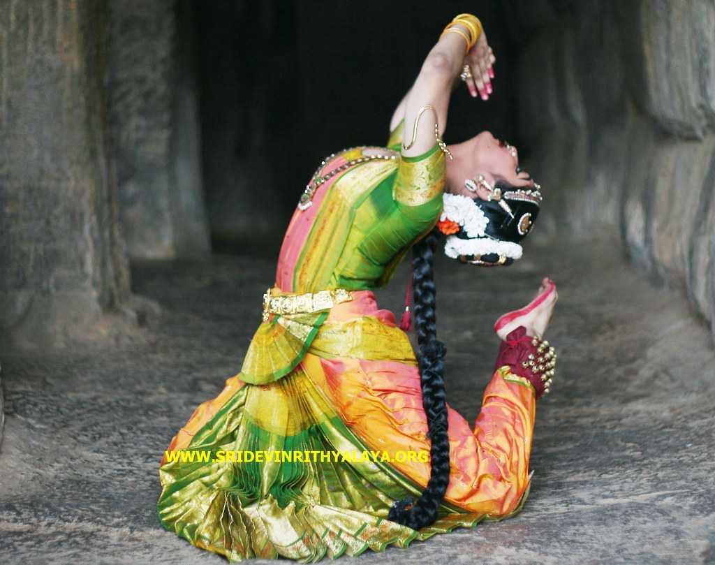 Танцуй руками ногами. Индийский танец в стиле Болливуд. Бхаратанатьям. Индийский костюм Болливуд дэнс. Костюмы в стиле Болливуда.