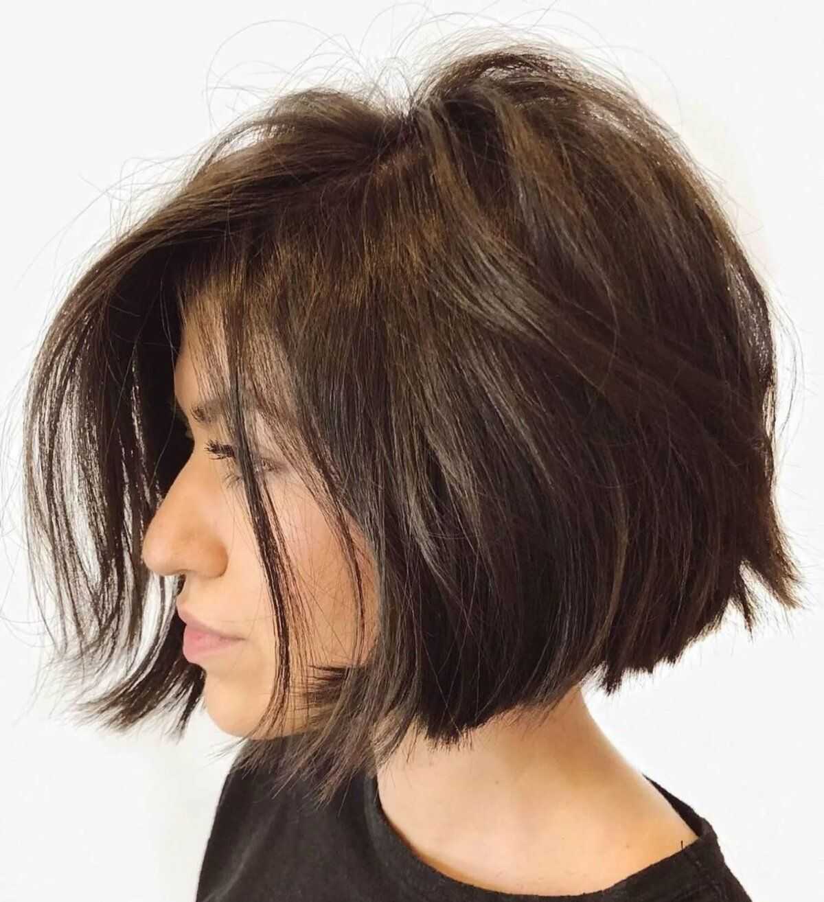 Градуированные короткие стрижки на густые волосы