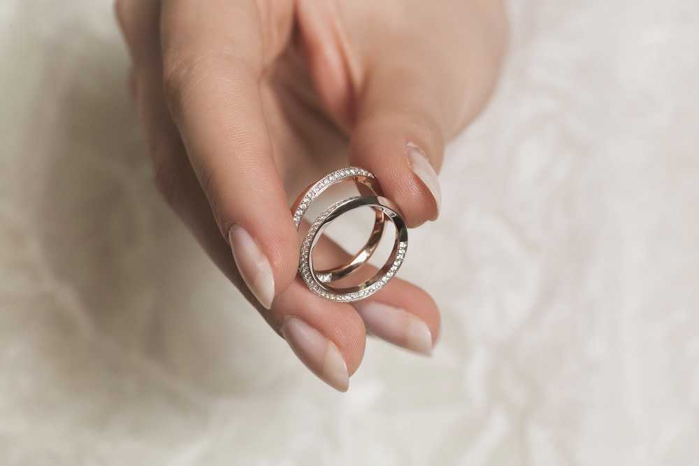 кольца жениха и невесты нужно покупать в один день и в одном магазине. 