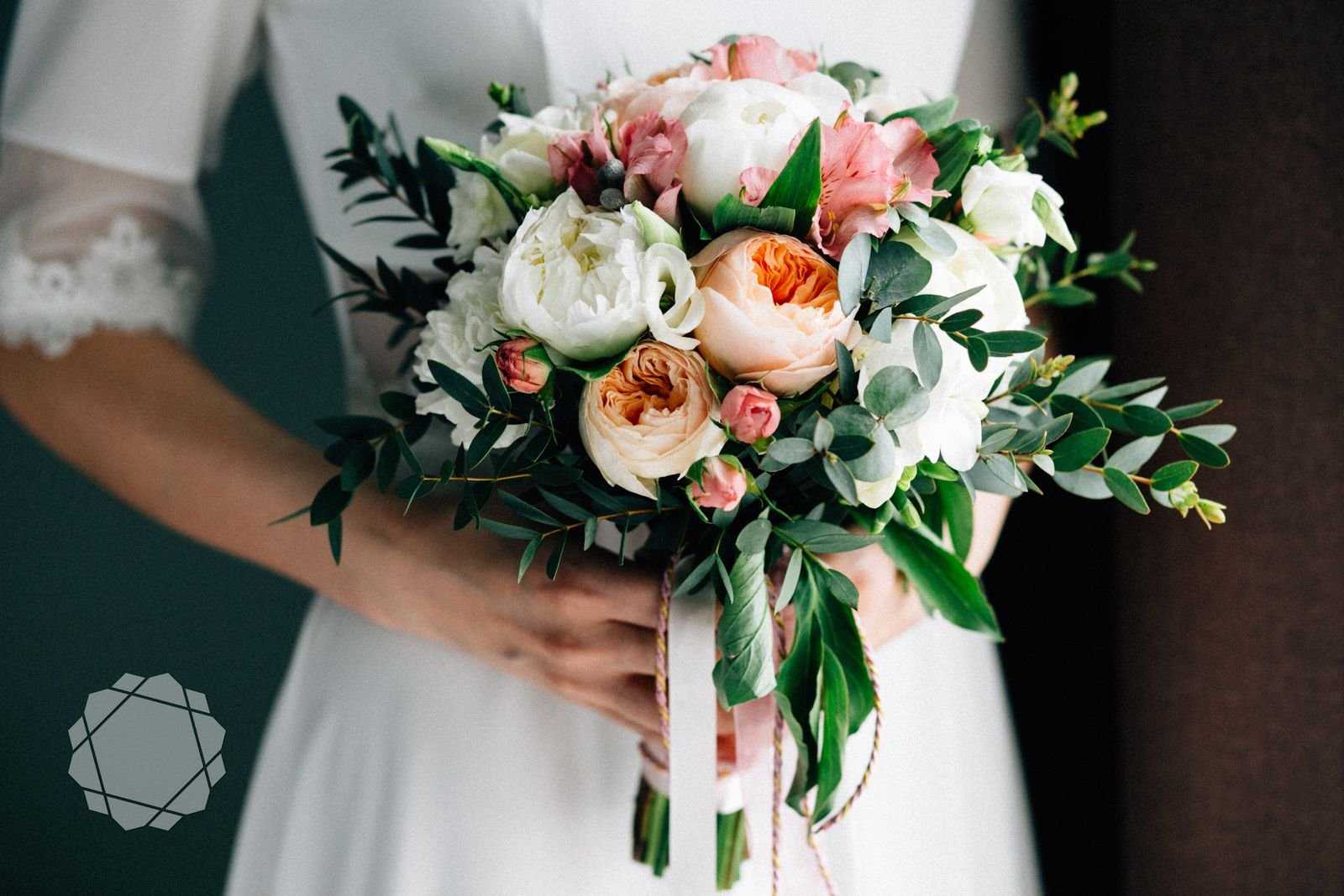 Модные свадебные букеты 2022 - как выбрать цветы для невесты