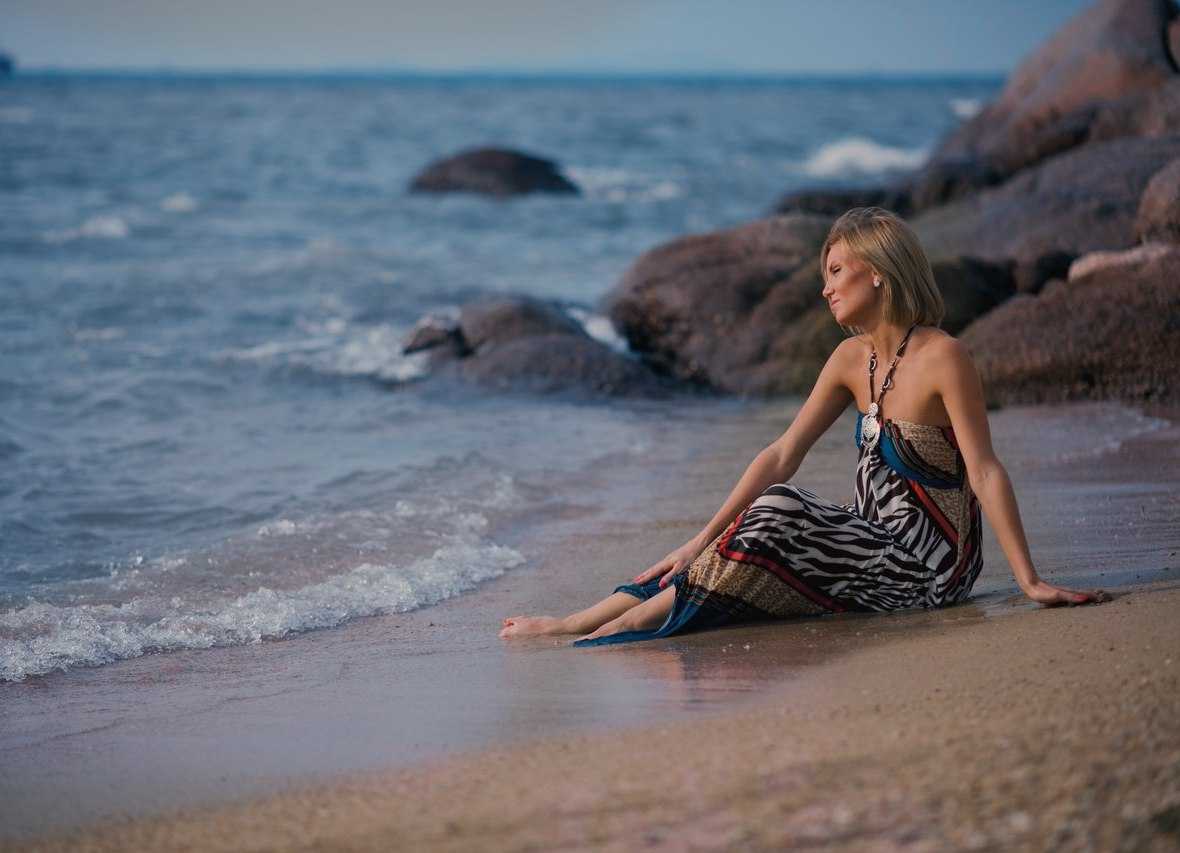 Красивые позы для фото на море и на пляже. идеи для девушки