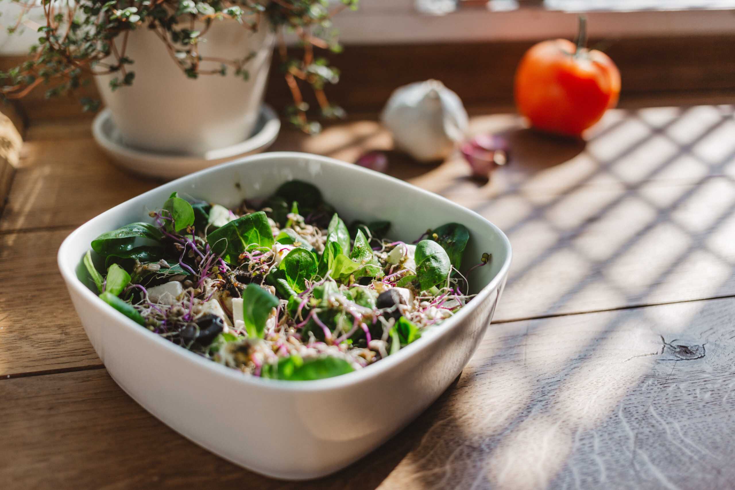 BeautyHack узнал, чем полезны разные сорта салата, и составил зеленое меню: детокс-салат с рукколой от Гвинет Пэлтроу, здоровый ланч от Жизель Бюндхен и еще 4 полезных рецепта от звезд
