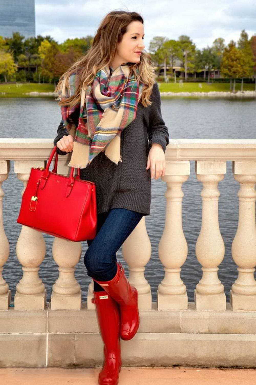 С чем носить красные сапоги: лучшие сочетания по цвету и фасону