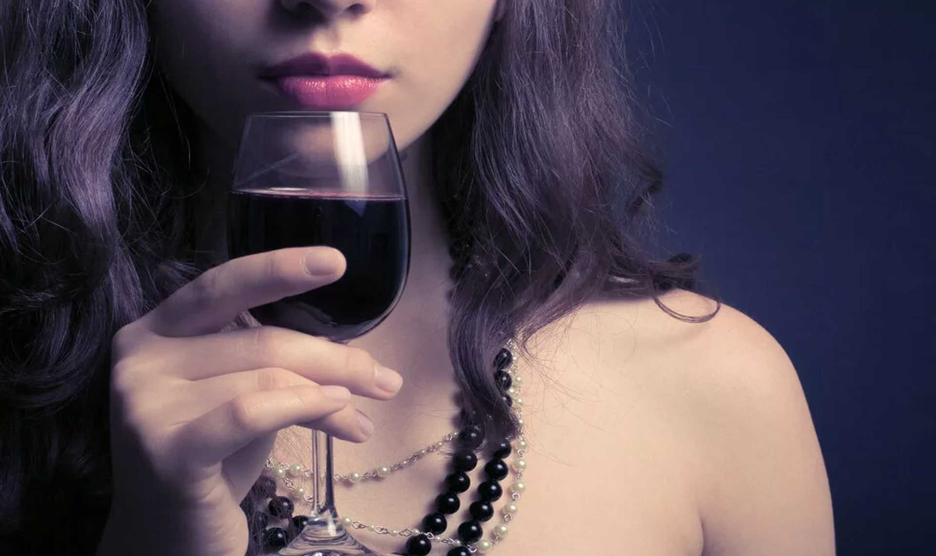 Наш постоянный автор Алексей Беляков рассказал, как выглядит со стороны выпившая девушка, и описал три стадии женского опьянения