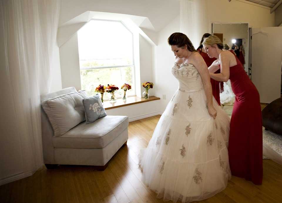 Кто обычно покупает платье невесте на свадьбу – о реальном положении дел