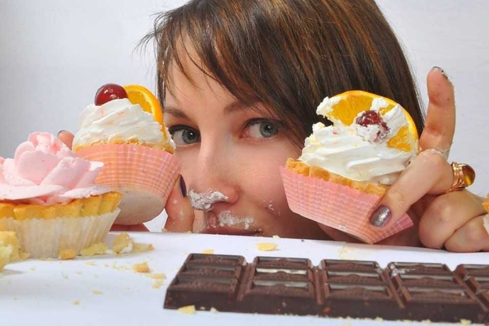 Почему очень сильно хочется сладкого: причины, что делать