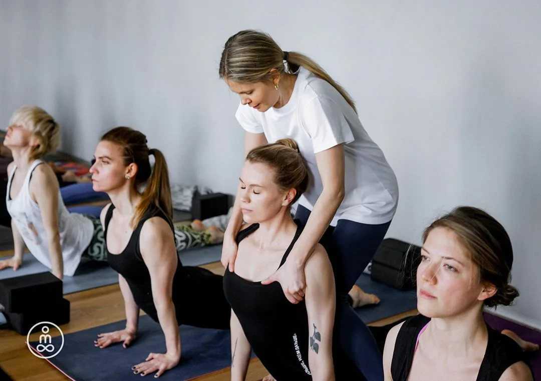 Анна Лунегова, преподаватель дживамукти-йоги и основательница йога-студии Материал, хороша известна в московской среде К ней на занятия ходят известные блогеры, бизнесвумен и звезды шоу-бизнеса Интересно, что н