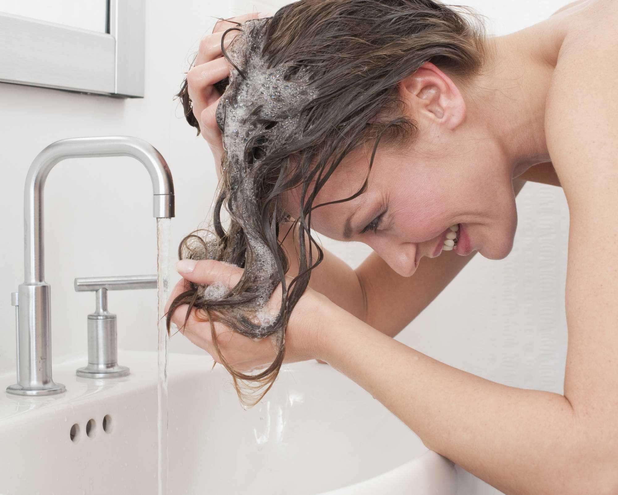 Редактор Наталия Капица - о том, как усилить действие бальзама для волос и сделать его использование максимально эффективным  Правило N1: прохладная вода  Бальзамы и кондиционеры нужно смывать прохладной водой Если она будет