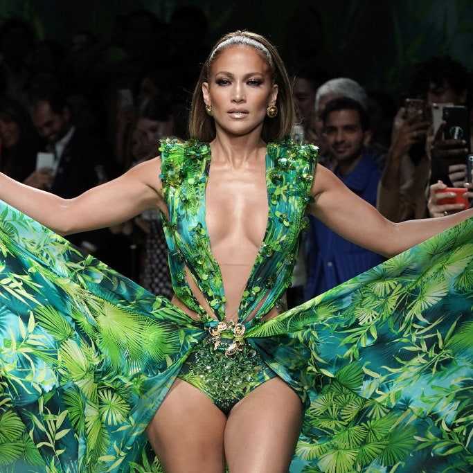 Очень рискованно было для Versace завершать показ на Неделе моды в Милане выходом Джей Ло 50-летняя певица прошагала по подиуму в знаменитом зеленом платье с глубоким вырезом, в котором она впервые появилась на премии