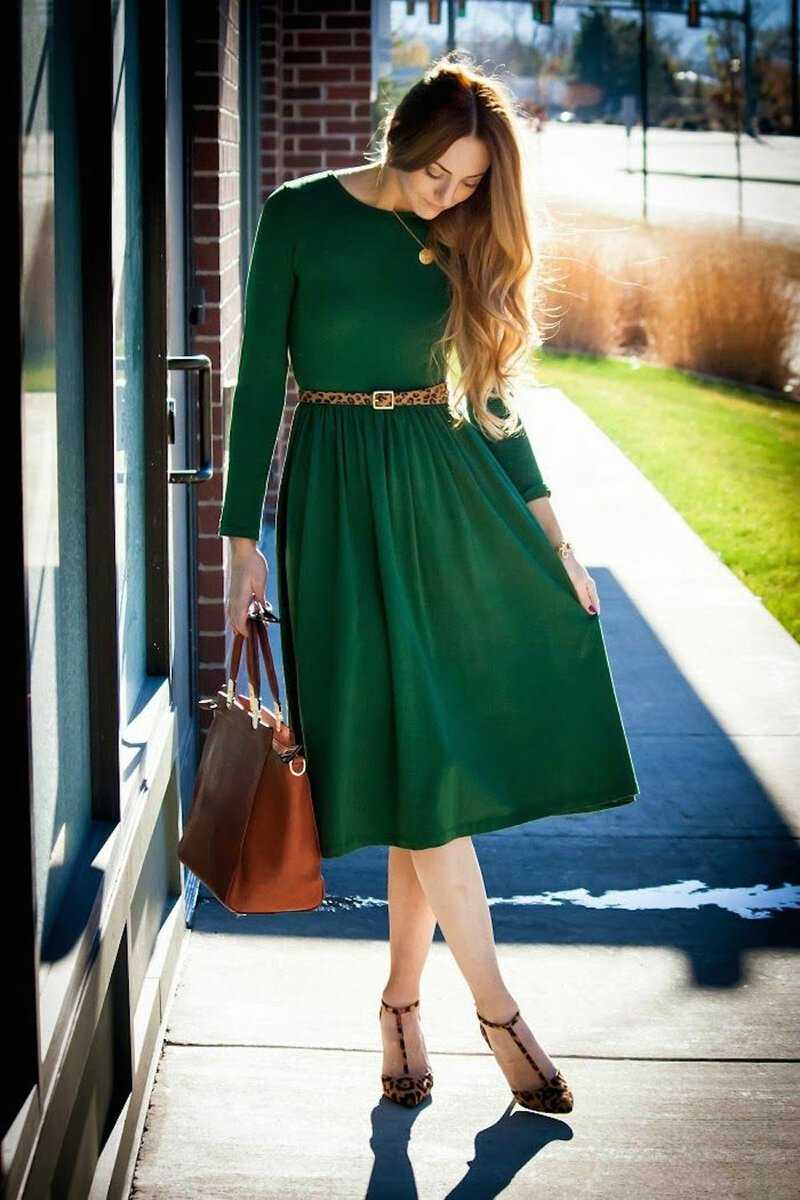 С чем носить зеленое платье до колена