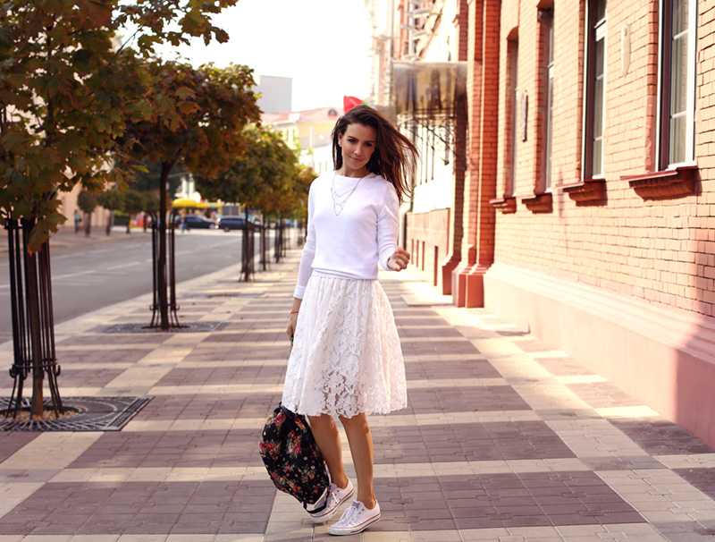 С чем носить белые кроссовки женщинам: 40 модных образов на 2021