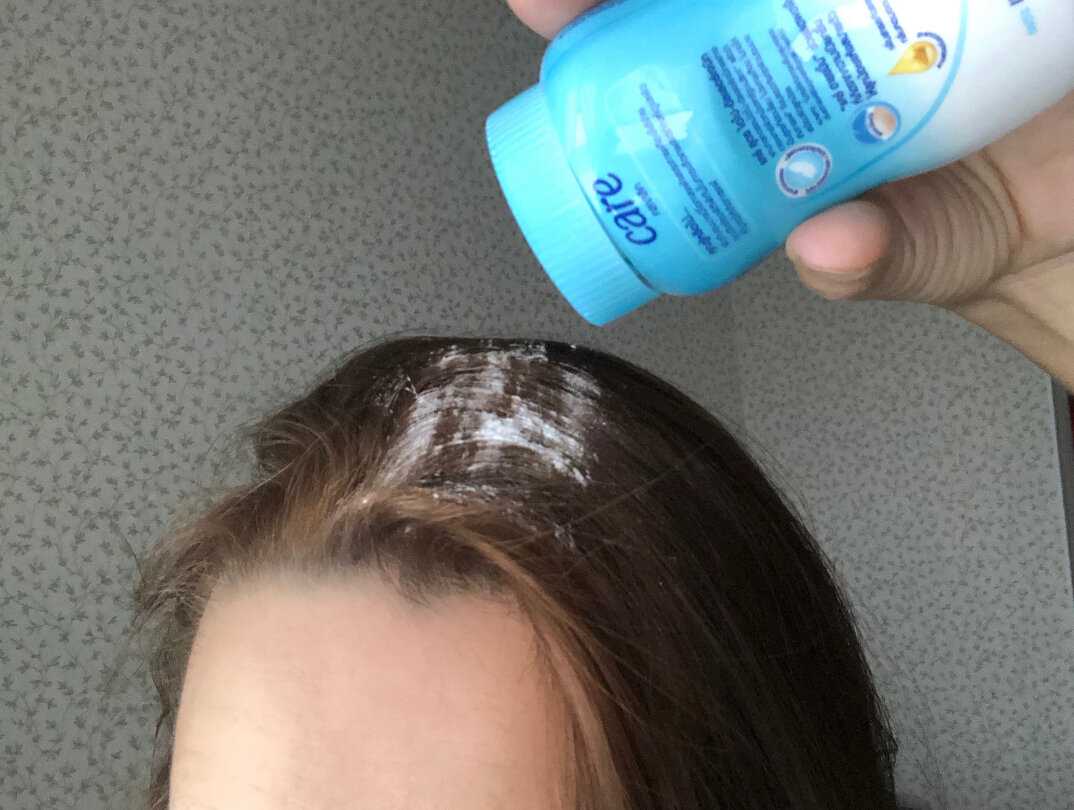 Как убрать сухой шампунь с волос