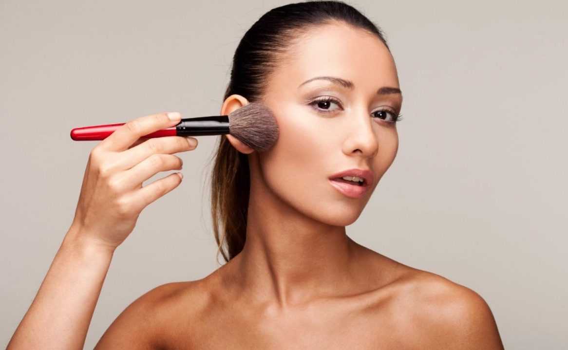 Главный редактор BeautyHack Карина Андреева считает, что главный секрет идеального макияжа – ухоженная кожа Лучшие средства для экспресс-подготовки ищите в нашем новом видео    Список использованных средств: Экспресс-м