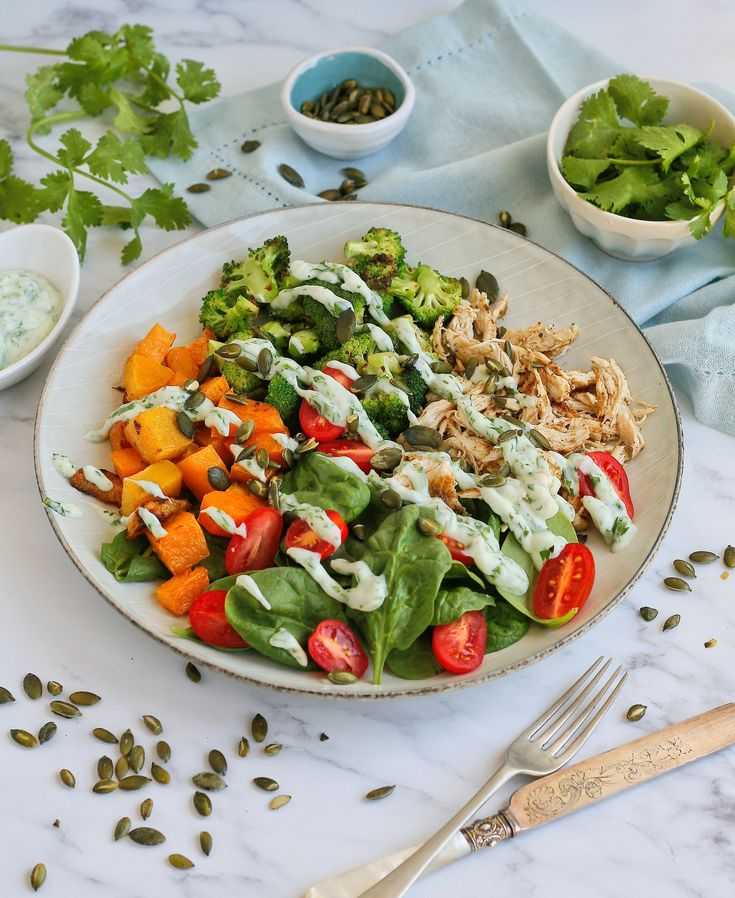 Летние салаты: 8 рецептов со свежей зеленью