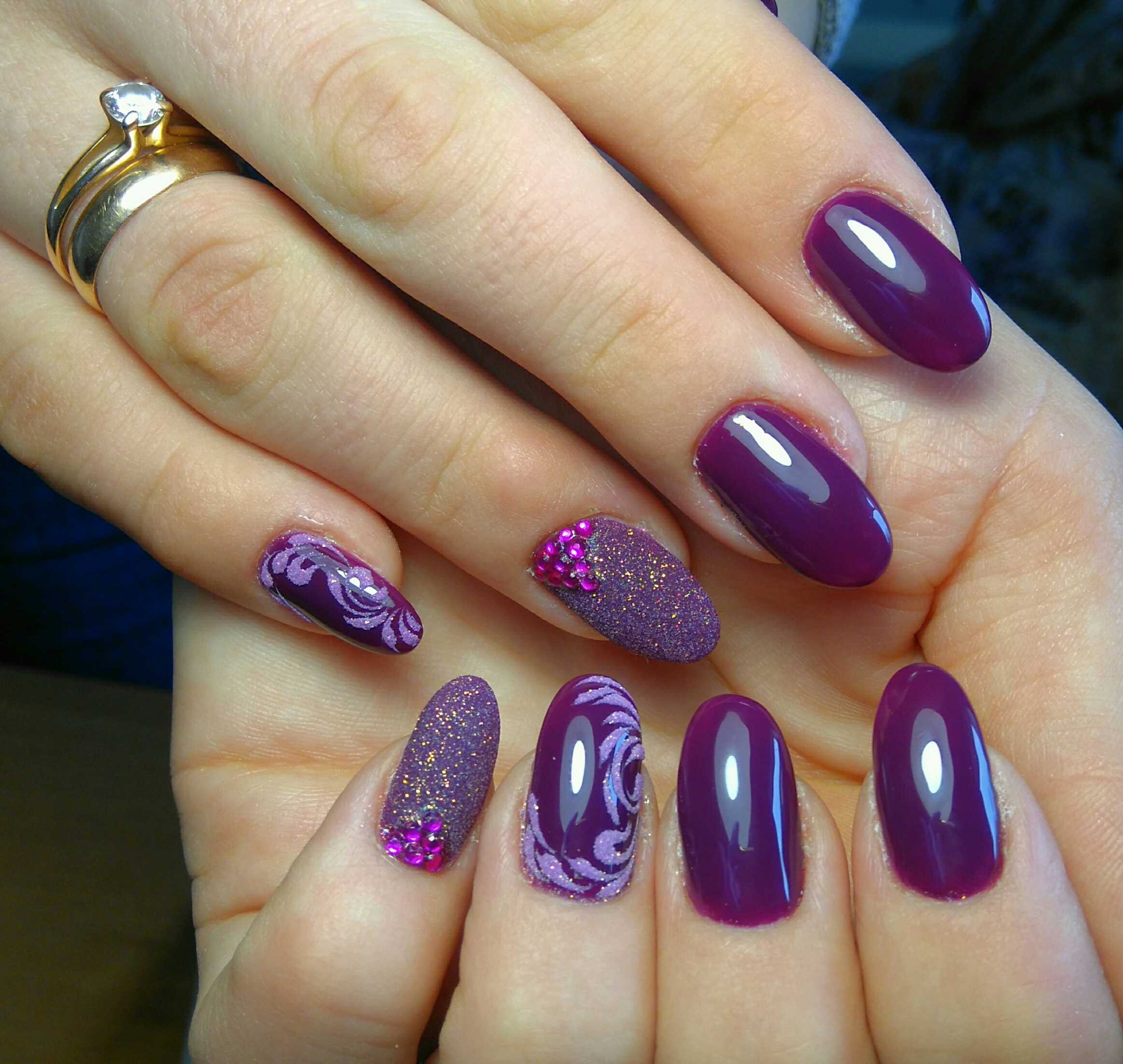 Дизайн ногтей новинки сиреневые. Фиолетовый маникюр. Сиреневые ногти. Фиолетовые ногти. Маникюр в сиренево фиолетовых тонах.