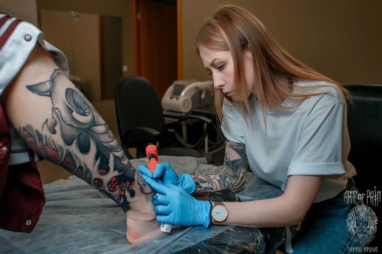 Если ты хочешь сделать себе оригинальную татуировку, то попробуй ультрафиолетовую В этой статье мы расскажем про светящиеся в темноте тату и покажем фото примеров