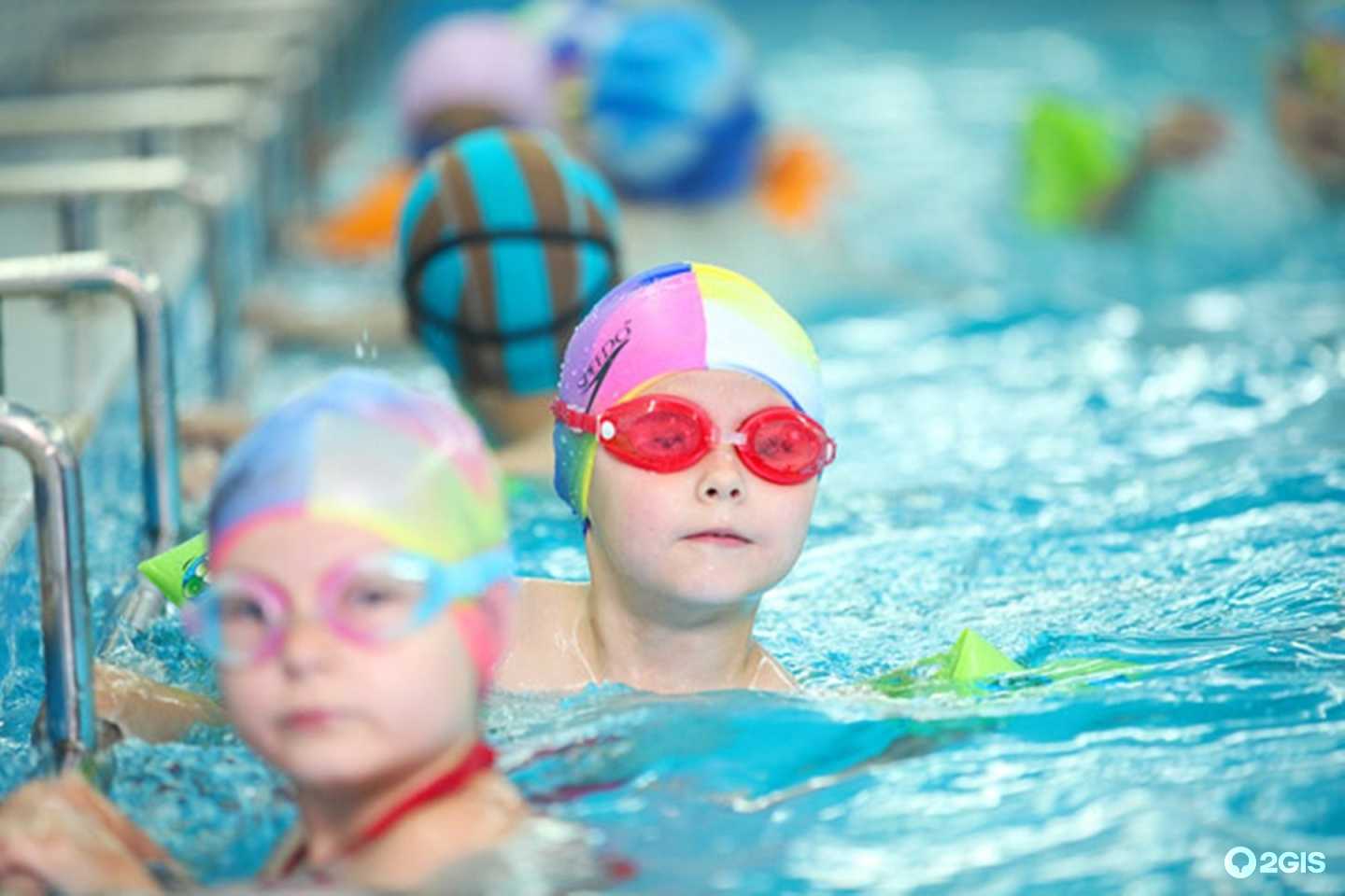 В чем состоит польза плавания для детей и что нужно учитывать?
