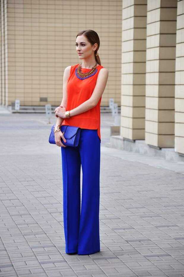 Какие бывают синие женские брюки по оттенку и крою, модные варианты
