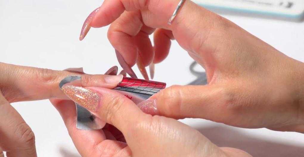 Независимый эксперт, мастер по маникюру и блогер Ирен @irenpronogti рассказала, кому подойдет наращивание ногтей и меняется ли их форма после коррекции
