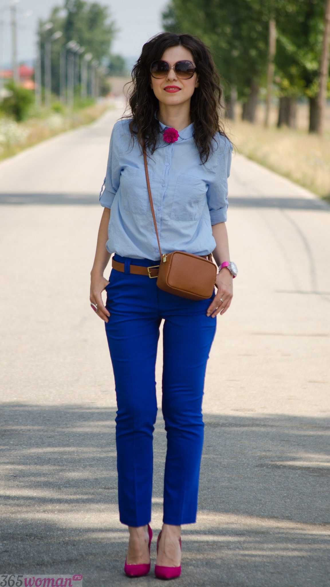 С чем носить синие брюки женские: стильные образы
