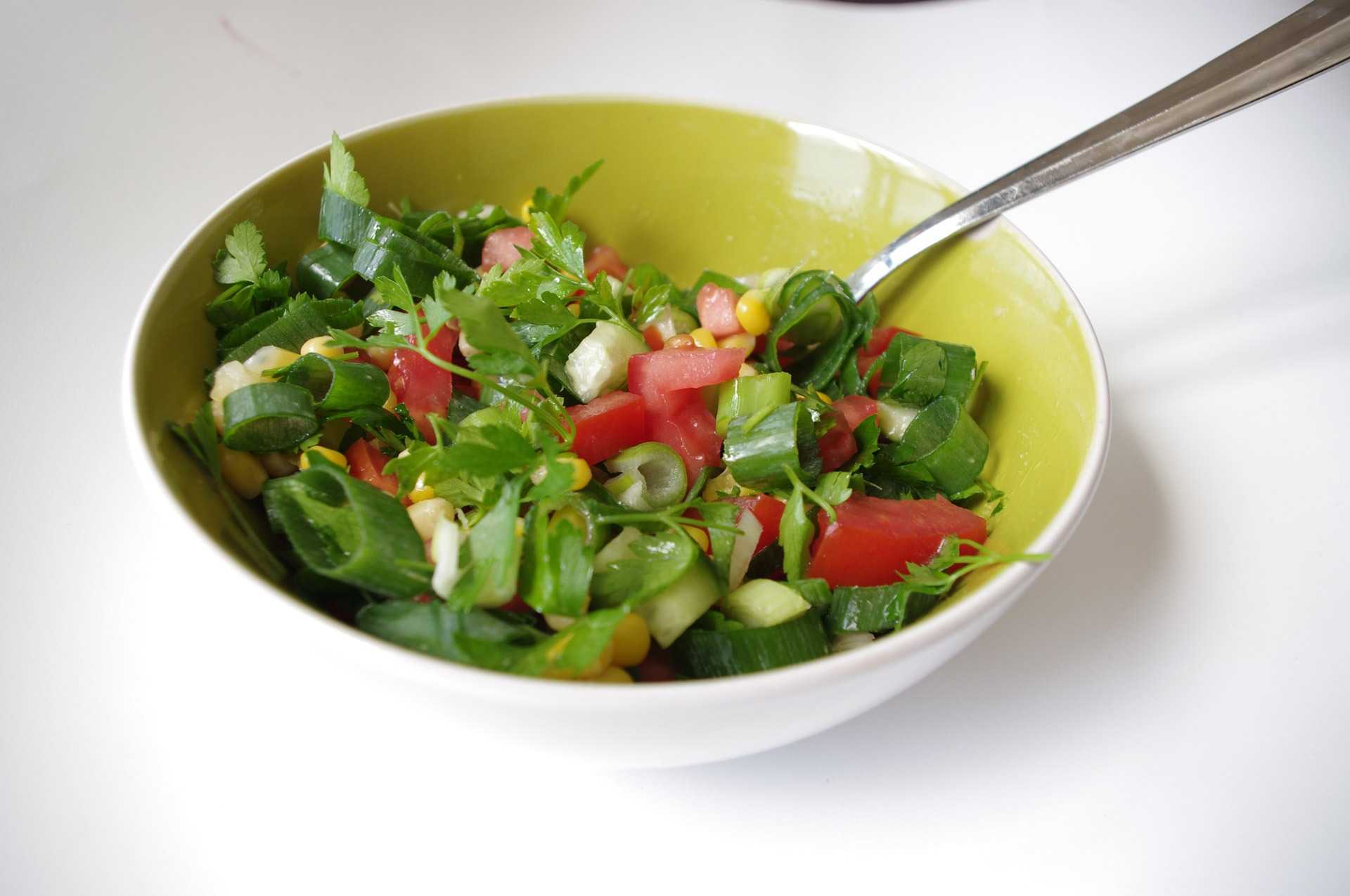 Летние салаты: 8 рецептов со свежей зеленью