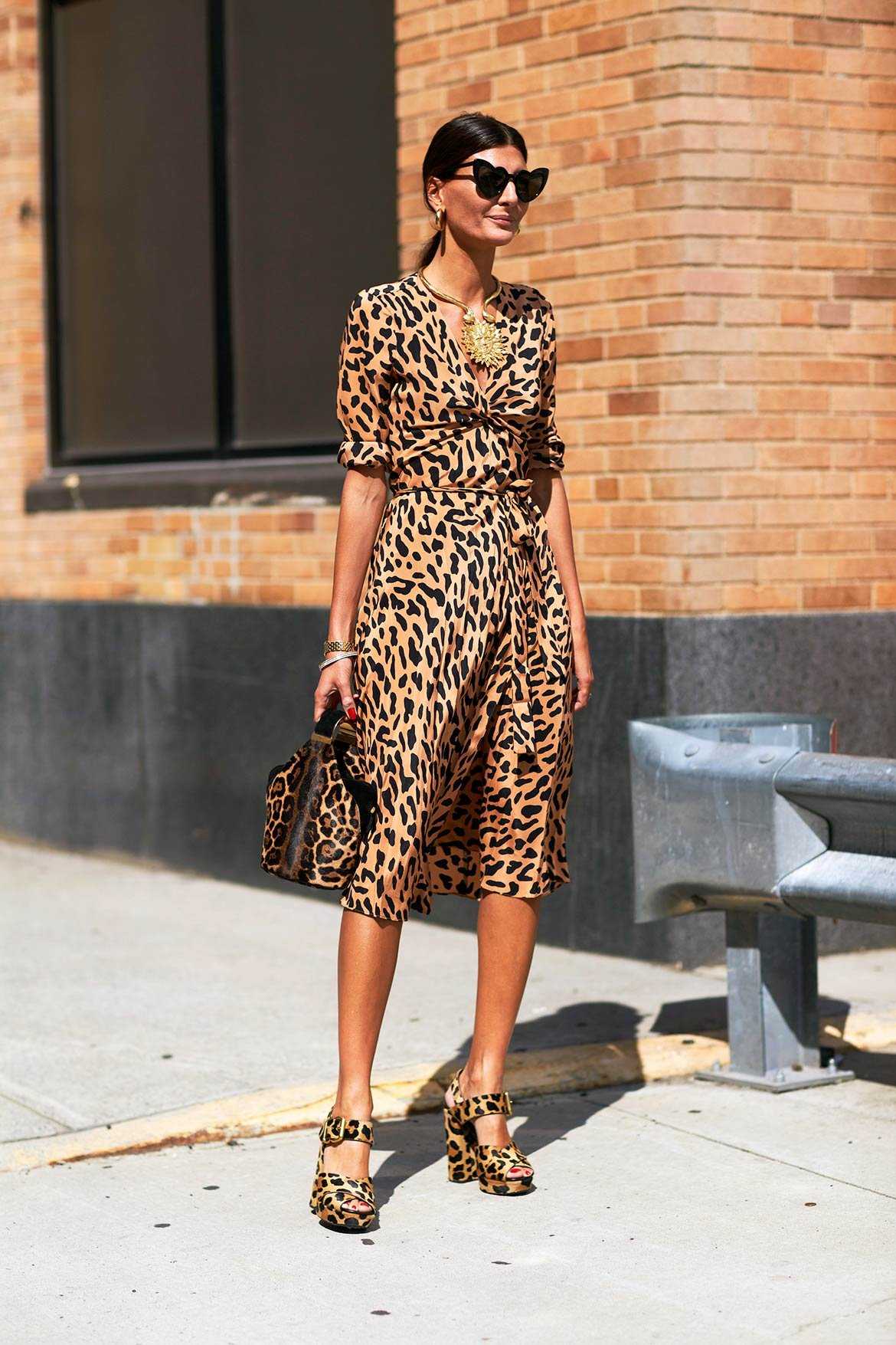 С чем носить леопардовое платье: фото модных сочетаний 2021